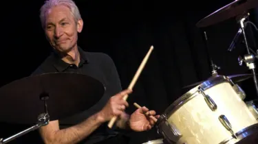 Charlie Watts coupe sa batterie
