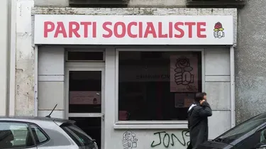 Un putsch très vieille école, le poing à la rose